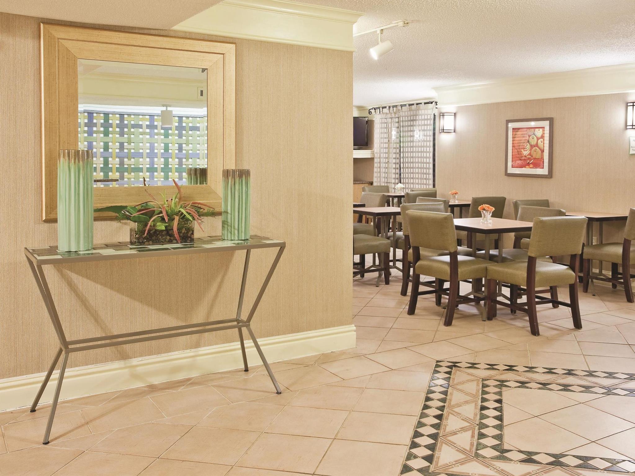 Howard Johnson By Wyndham Columbus Fort Moore Zewnętrze zdjęcie